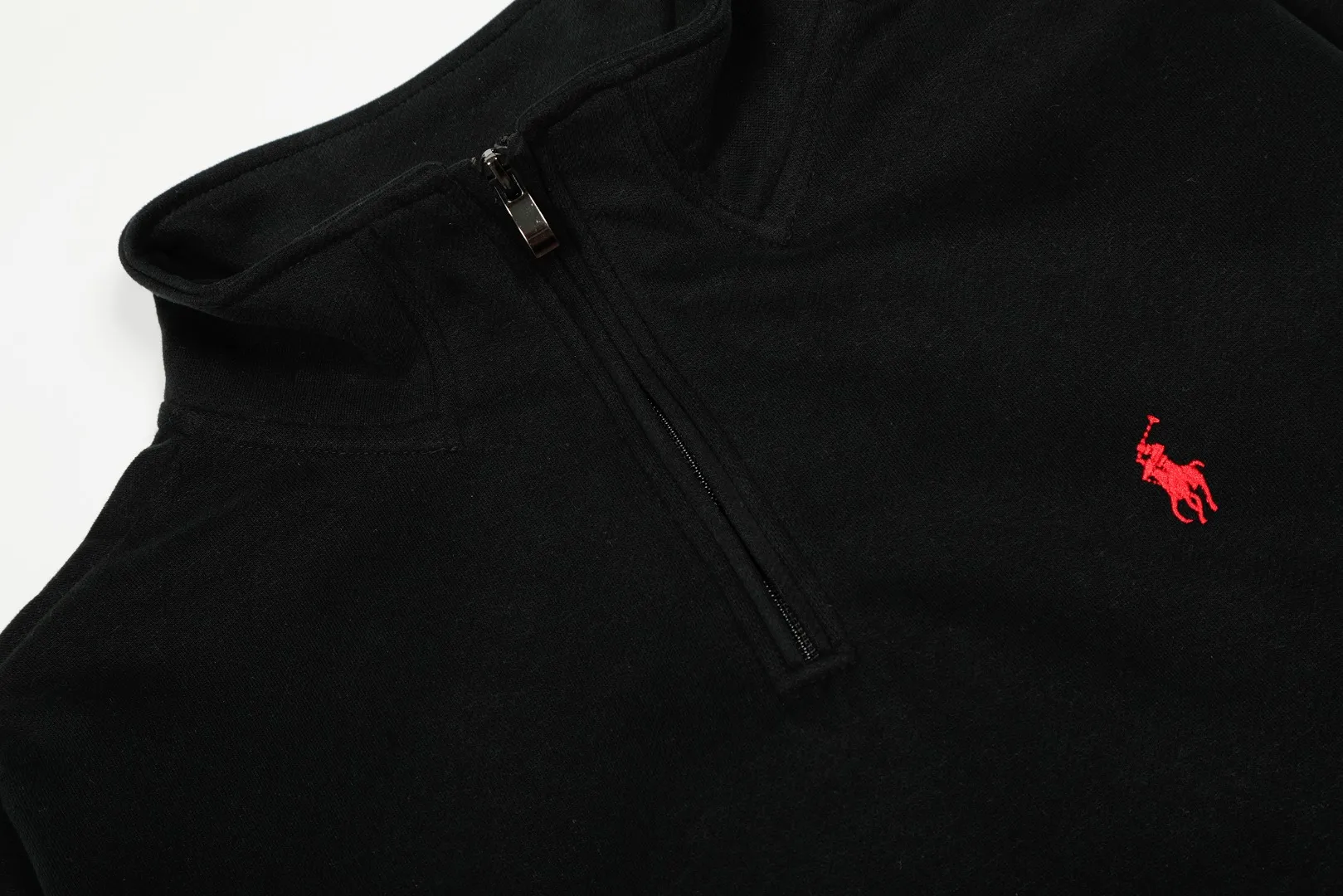 P220 Top quality" Style number: T5100# [Ralph Lauren classic pony embroidered half-zip lapel POLO sweatshirt] ✅Ralph Lauren Ralph Lauren autumn and winter basic versatile polo lapel sweatshirt for men and women couples ✅Moderate thickness, comfortable and soft fabric, strong breathability, can be worn alone or under, ✅Old money style, lazy style, popular retro style simple style, ✅Classic basic version Can be worn between 90kg and 160kg. ✅Wear alone in autumn and winter. Simple and easy to wear under the hood. Recommended for couples. Size: S-L. Color: Black Gray Khaki
